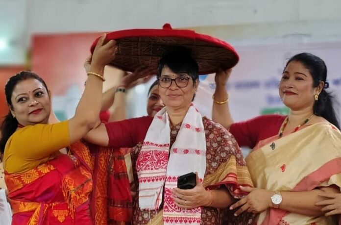 Mira Borthakur, President, APMC celebrating the foundation day of AIMC at Rajiv Bhawan along with party workers