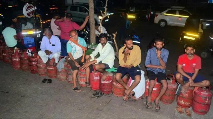 LPG Shortage in Kerala Hits Hotels, Triggers Return of Migrant Workers from Assam and Bengal