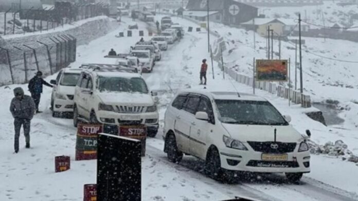 Army Rescues Stranded Tourists After Snowfall Disrupts Traffic in East Sikkim
