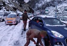 Snowfall Disrupts Traffic in East Sikkim, Multi-Agency Effort Restores Movement Snowfall Disrupts Traffic in East Sikkim, Multi-Agency Effort Restores Movement