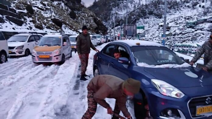 Snowfall Disrupts Traffic in East Sikkim, Multi-Agency Effort Restores Movement