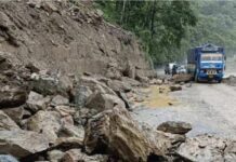 NH-10 Landslides Disrupt Sikkim–Siliguri Connectivity; Traffic Diverted via Alternative Routes NH-10 Landslides Disrupt Sikkim–Siliguri Connectivity; Traffic Diverted via Alternative Routes