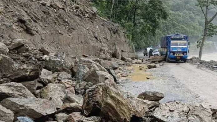 NH-10 Landslides Disrupt Sikkim–Siliguri Connectivity; Traffic Diverted via Alternative Routes