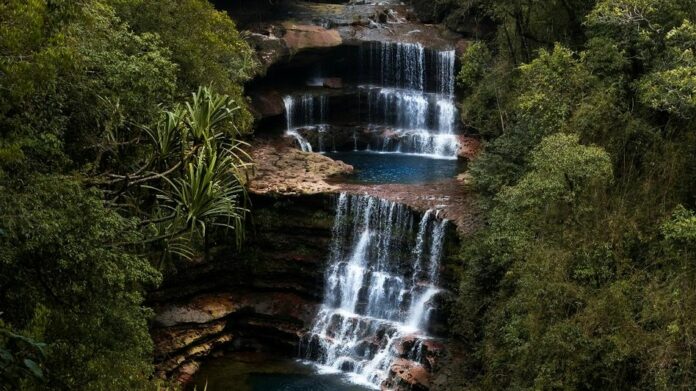 Tourist Entry Suspended at Meghalaya’s Weisawdong Falls as Fresh Village Dispute Triggers Prohibitory Orders