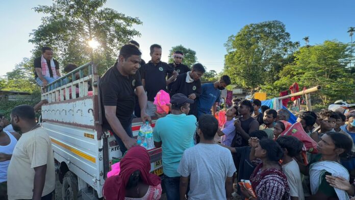Sarpabandhab Saurav Borkataki Team Provides Relief to Flood-Hit Families in Sivasagar