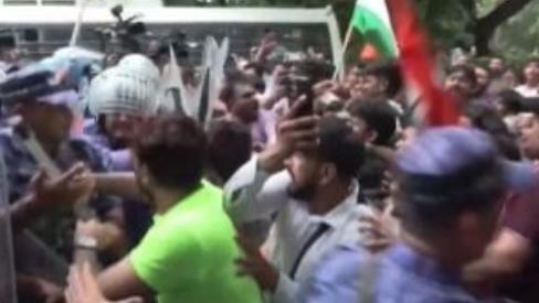 CJP Protest Near Parliament Turns Chaotic as Barricades Breached, 10–15 Detained