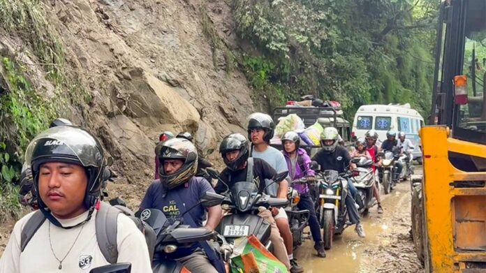 Heavy Rainfall Blocks NH-10 in Sikkim, Traffic Disrupted